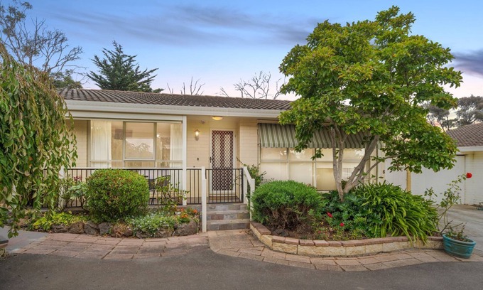 Mount Eliza House | Comfortable private Townhouse within walking distance to restaurants and beaches