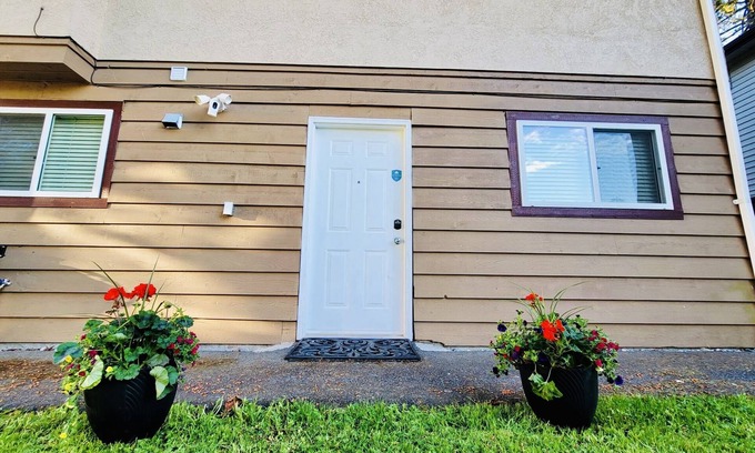 Port Coquitlam House | Comfortable & quite 2 bedroom & chef’s kitchen suite near Vancouver.