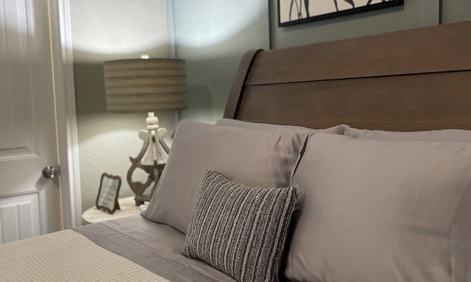 Houston House | Comfortable Retreat