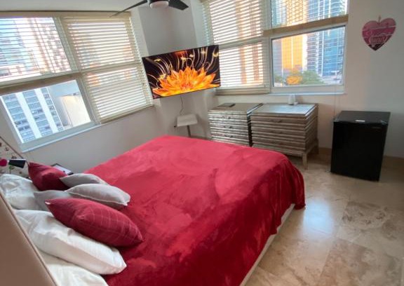 Downtown Miami House | Comfortable room in the Brickell City Center area