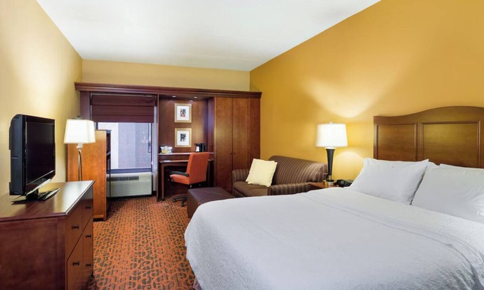 Carlisle Hotel | Comfortable Room Near I-76 with Free Breakfast – Perfect for Leisure and Work