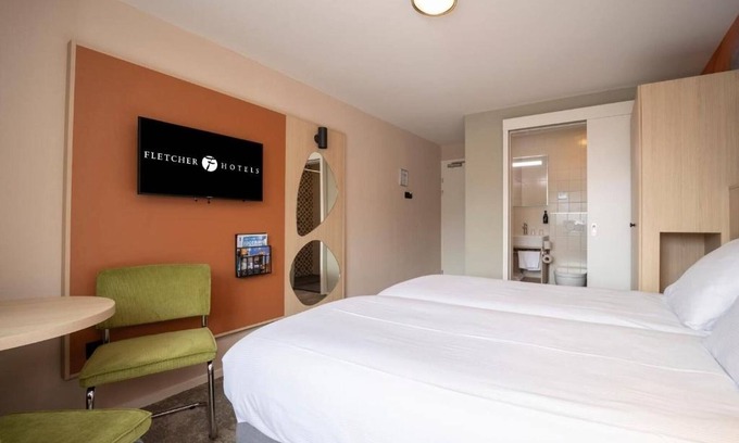 Dwingeloo Hotel | Comfortable Room – Perfect for Family Getaway in Dwingeloo! Free Parking!