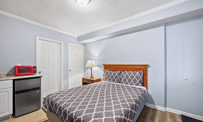 Riverview Apartment | Comfortable Room with Bath in Brownstown