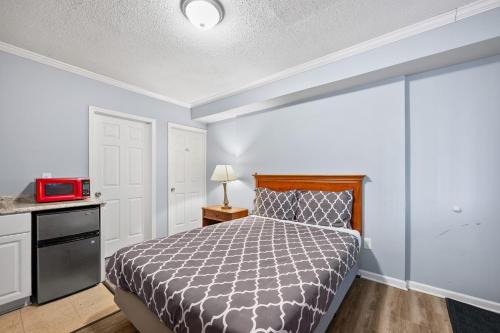 Riverview Apartment | Comfortable Room with Bath in Brownstown