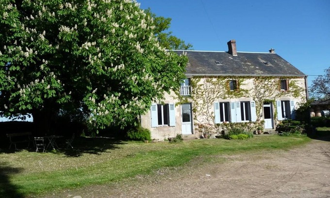 Montchevrier Bed & Breakfast | Comfortable rooms with shaded garden in a 19th-century farm near Châteauroux
