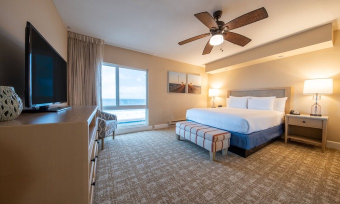 Townsite Hotel | Comfortable Stay! Balcony, Parking, Walk to the Beach!
