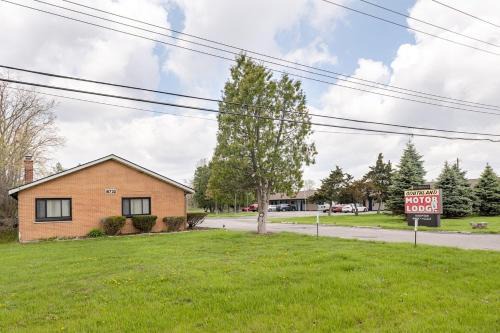 Riverview Apartment | Comfortable Stay in Brownstown w Great Amenities