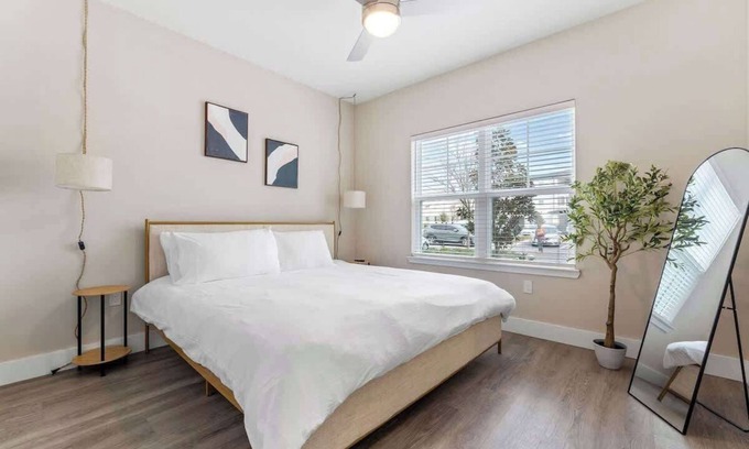 Southeast Orlando Apartment | Comfortable Stay King Bed Near Parks, Pet-Friendly