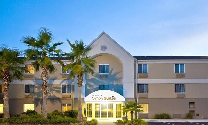 Baymeadows Resort | Comfortable Stay near The Cummer Museum! Nature in Style! Pets Allowed, Kitchen!