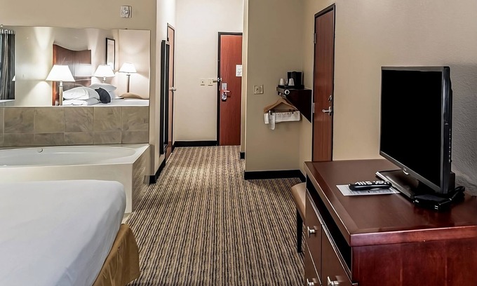 Mineral Wells Resort | Comfortable Stay in Red Lion Inn & Suites Mineral Wells! Free Parking!