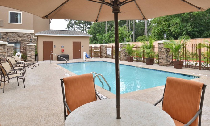 Tomball Condo | Comfortable Studio Suite in Tomball | Shared Outdoor Pool + 24h Business Center