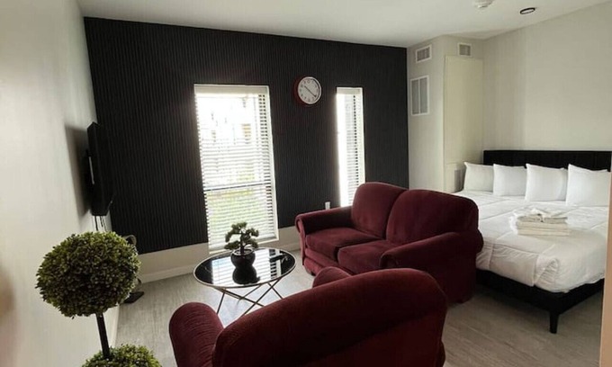 Downtown Des Moines House | Comfortable Studio Unit with Queen Size Bed