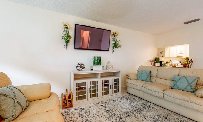 Margate House | Comfortable Townhouse with Pool Access, Full Kitchen & W/D - Dog-Friendly