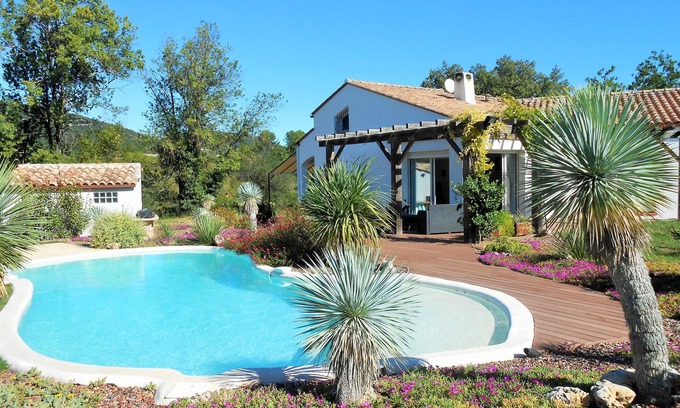Vailhauques Villa | Comfortable vacation villa with swimming pool in the countryside on the outskirts of town