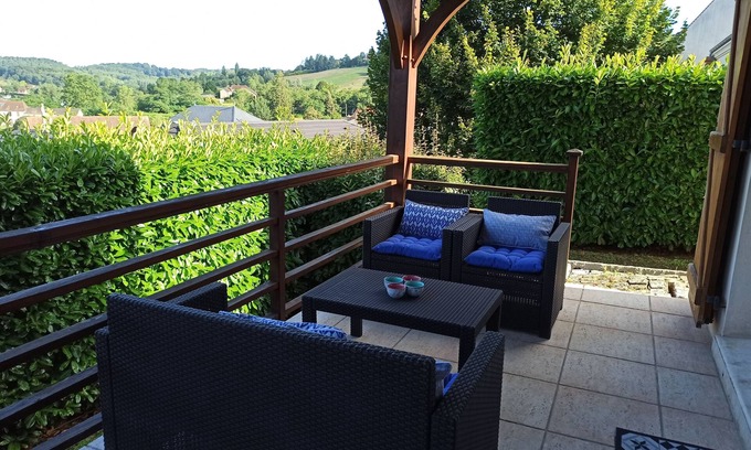 Sarlat-la-Caneda Villa | Comfortable villa offering an unobstructed view of the heights of Sarlat