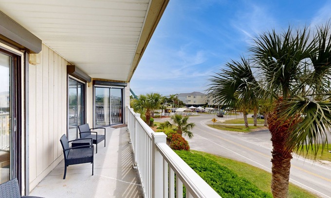 Edisto Island Condo | Comfortable Villa near the Beach w/Balcony, WiFi, Washer/Dryer & Shared Pool