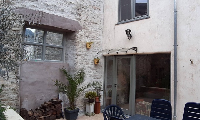 Les Ilhes House | Comfortable village house with terrace.