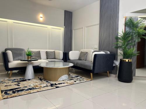 Clifton Apartment | Comfortia Guest House 3 Bed with DringDining
