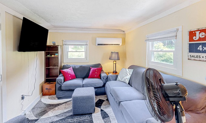 New Harbor Cottage | Comforting cottage with gas grill, patio, deck, firepit, firepit, & kitchenette