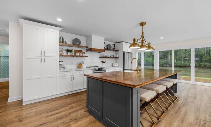 Macon House | Comforting Lakeside Retreat in Gated Community