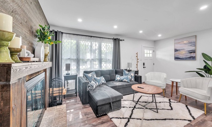 Rolling Meadows House | Comforting Retreat Near Woodfield Mall by RedAwning