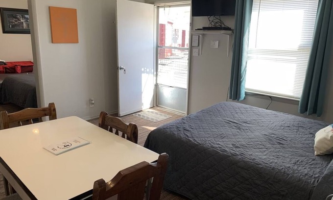 Cassville Cabin | Comforts of Home-Cabin 10