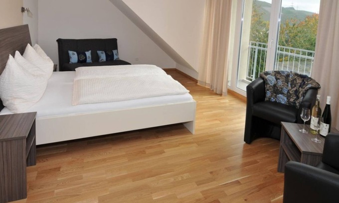 Longuich Bed & Breakfast | Comfortzimmer Groß mit Balkon - Gästehaus-gasthof "wein im Turm"