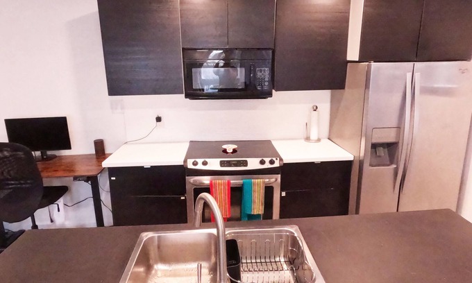 East Riverside - Oltorf Condo | Comfy 1/1 SE Austin, light-filled, serene condo. Just minutes from downtown!nn