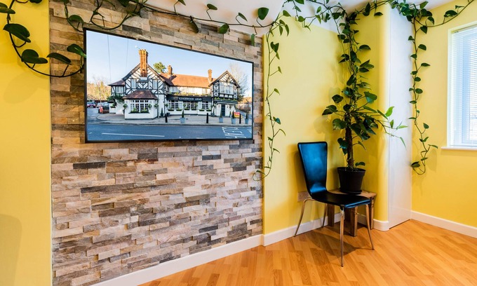 Chipstead Apartment | Comfy 1 Bedroom Apartment with 2 TV's Easy Access to Central London. Sleeps 3