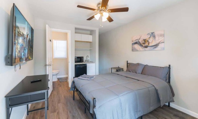 Greater Third Ward Apartment | Comfy 1 - Bedroom APT w/Queen Bed & Bath