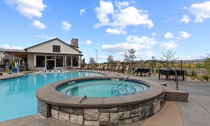 Dupont Apartment | Comfy 1BR w/Gym & Pool!