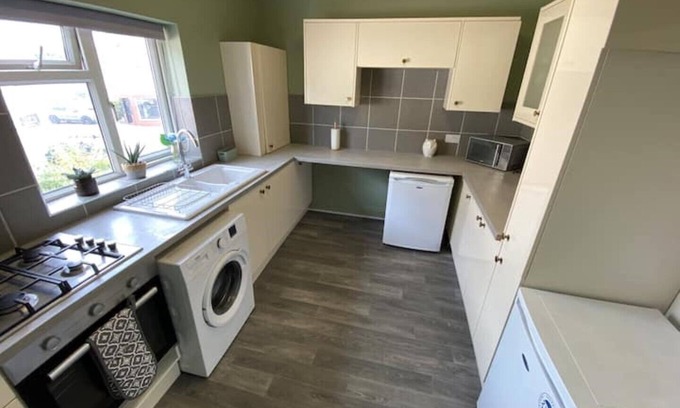 Rhyl Apartment | Comfy 2 Bed flat, parking, quick walk to the beach.