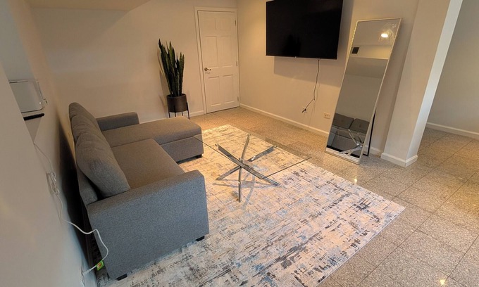 Oak Park Apartment | Comfy 2-bedroom apartment with AC, WiFi in Oak Park