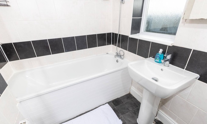 Rochester House | Comfy 2 Bedroom House for 4