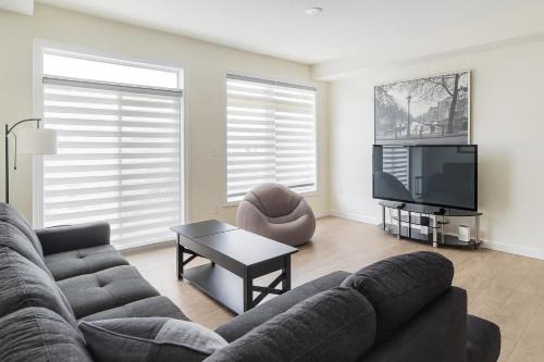 Alcona Apartment | Comfy 2BR Innisfil Townhome with Free Parking, WiFi, Full Kitchen, Laundry, Only 5 Mins to Innisfil Beach Park & 15 Mins to Friday Harbour Resort! Perfect for Family Travel or Baecations!