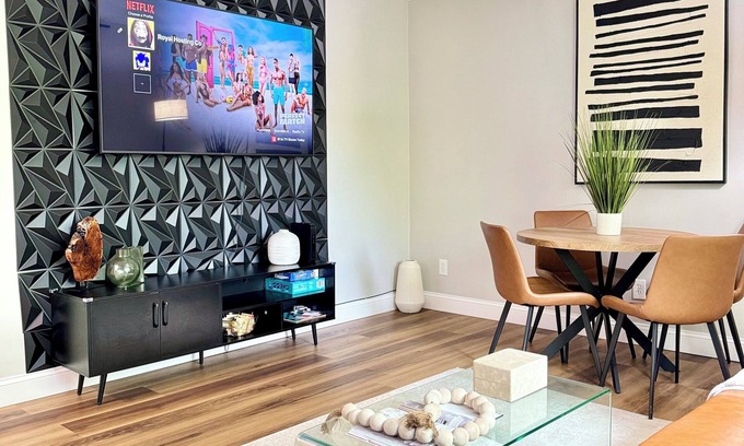 Hempstead Apartment | Comfy 4-bedroom apartment with WiFi, AC, free parking in wonderful Hempstead