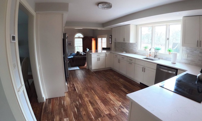 Beverly House | Comfy 4 Bedroom Home Close to Downtown and Beaches