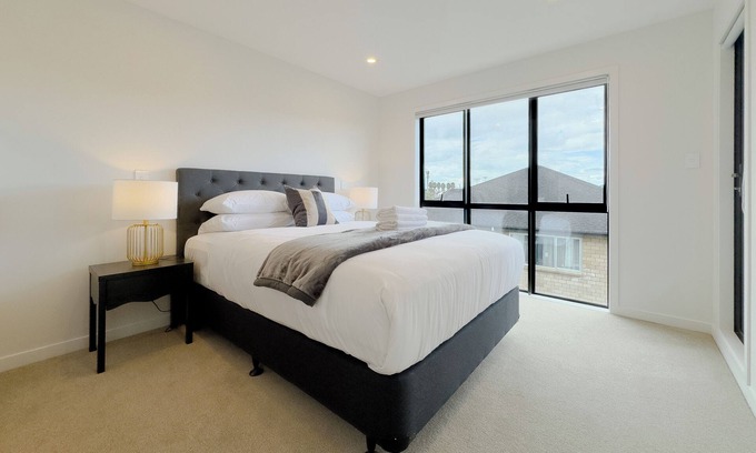 Epsom House | Comfy 4 Bedrooms Retreat with Garage in Epsom