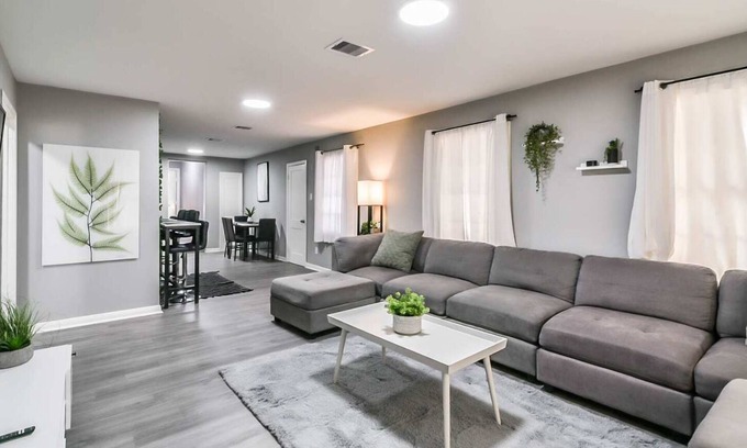 Foster Place House | Comfy 5BR Home with Hot Tub, 10min from NGR Stadium