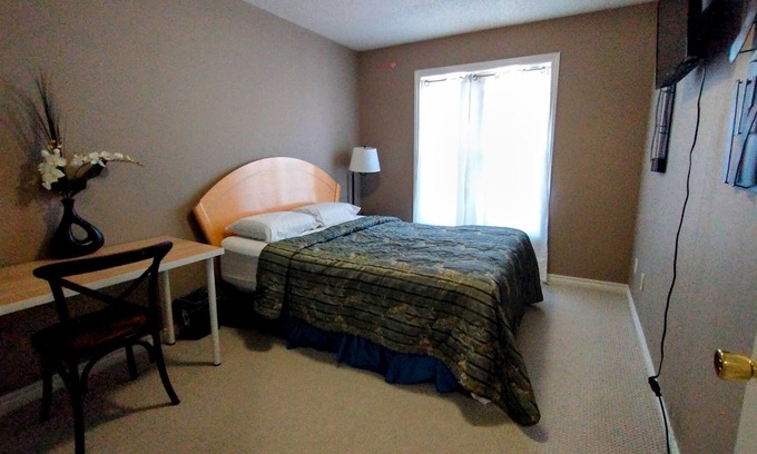 London House | Comfy Affordable stay close to lots of Amenities