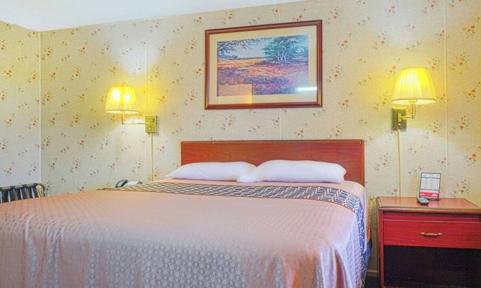 Bay City Hotel | Comfy and Clean Queen Bed Unit – Less Than 2 Miles from Downtown Bay City