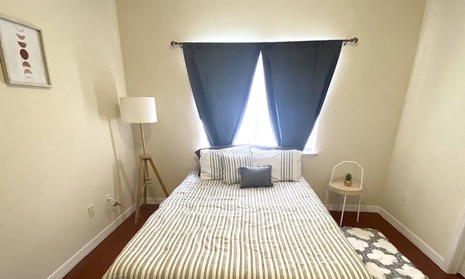 Vista East House | Comfy and Cozy Private Room / Free Parking / Close to Airport & Shopping Centers
