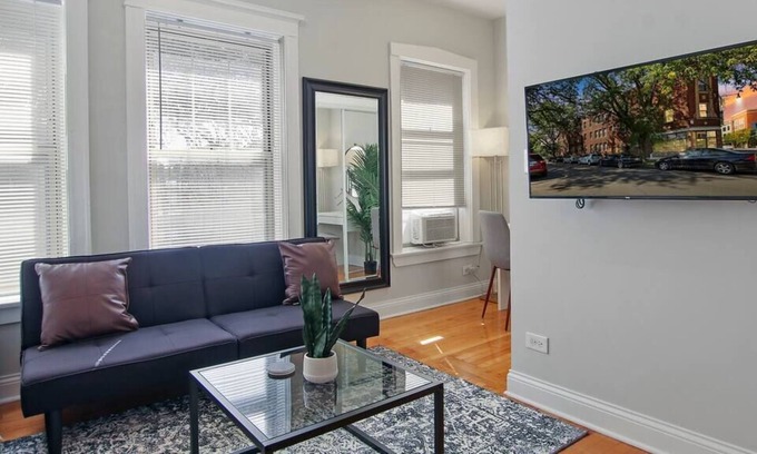 Chicago Apartment | Comfy and Serene Studio Apt in Chicago