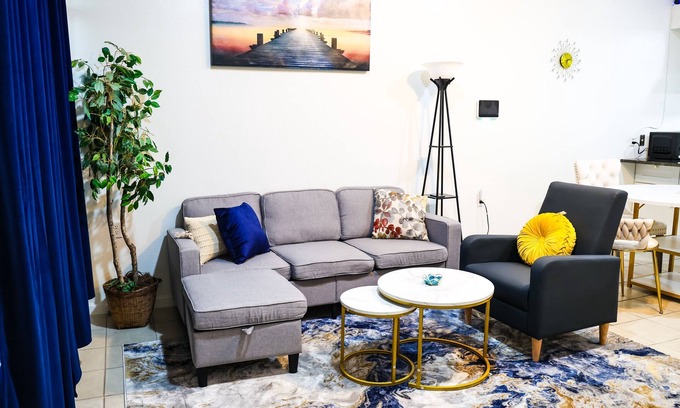 Midland Apartment | Comfy Apartment in a vibrant oil city Midland. Family and pet-friendly
