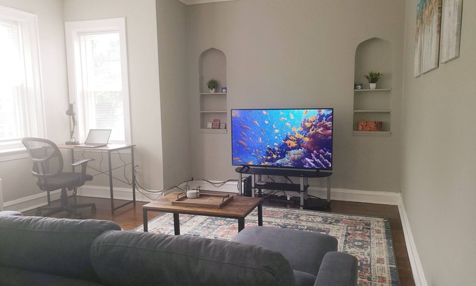Oak Park Apartment | Comfy Bed/Free Parking&Wifi/NearHosp/ORD/MDW/DT