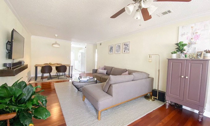 Northeast Pensacola Apartment | Comfy Chic Condo with Parking