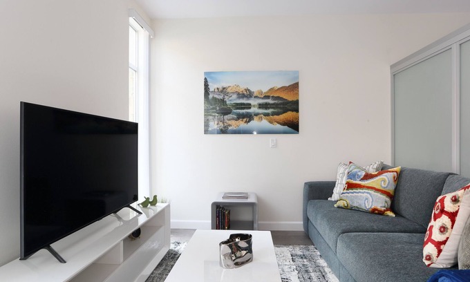 Pasadena Apartment | Comfy, Clean & Modern Pasadena Apartment