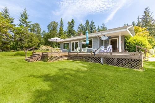 Freeland House | Comfy Coastal Cottage by AvantStay Mountain View