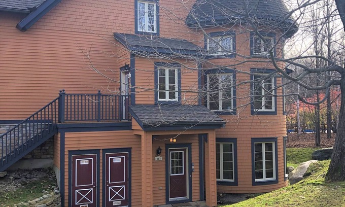 Refuge Du Cerf Condo | Comfy condo - Les Manoirs minutes from the hill