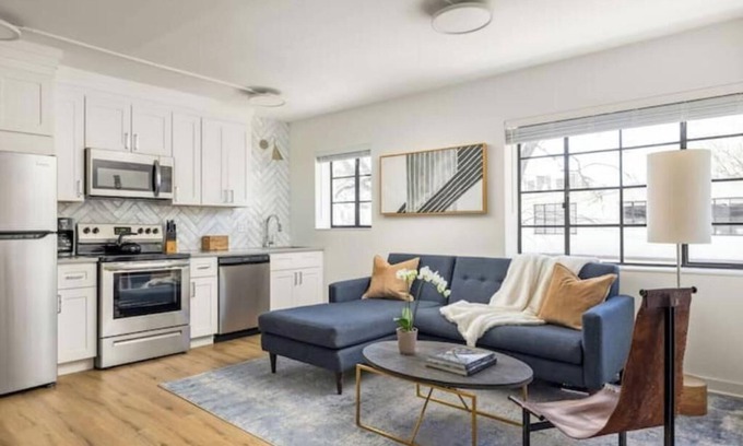 Brookwood House | Comfy Contemporary Brookwood/Buckhead LOCAL